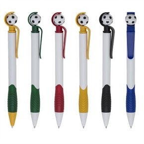 8109 - Caneta plástica com detalhes coloridos e bola de futebol no clip 